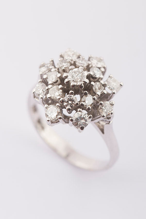 Wit gouden entourage ring met briljant