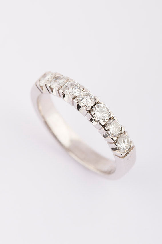 White gold row ring with 7 diamonds