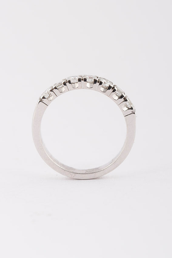 White gold row ring with 7 diamonds