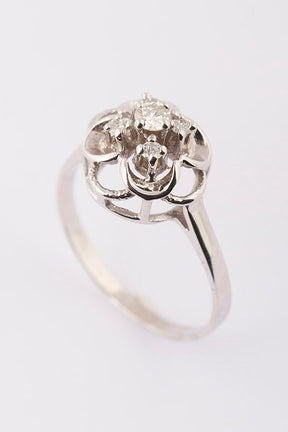 White gold entourage ring with brilliant