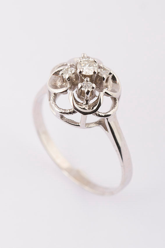White gold entourage ring with brilliant