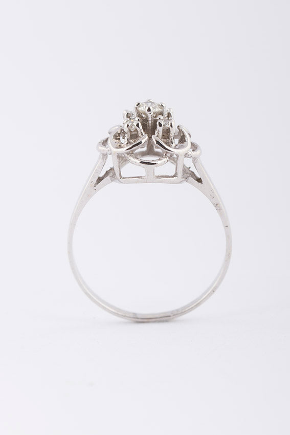 White gold entourage ring with brilliant