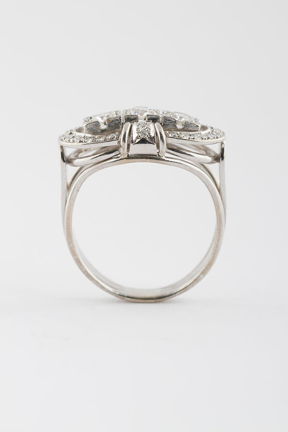 Wit gouden strik ring met briljant en diamant