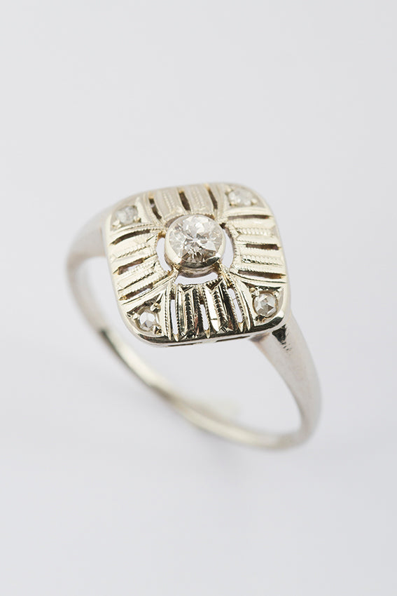 Antique white gold Art Deco ring with brilliant