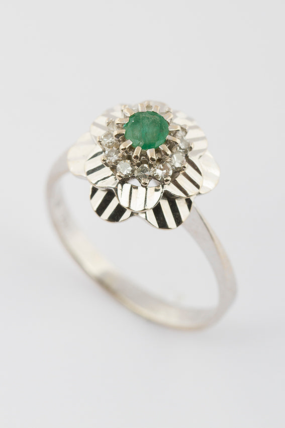 Wit gouden entourage ring met smaragd