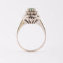 Wit gouden entourage ring met smaragd