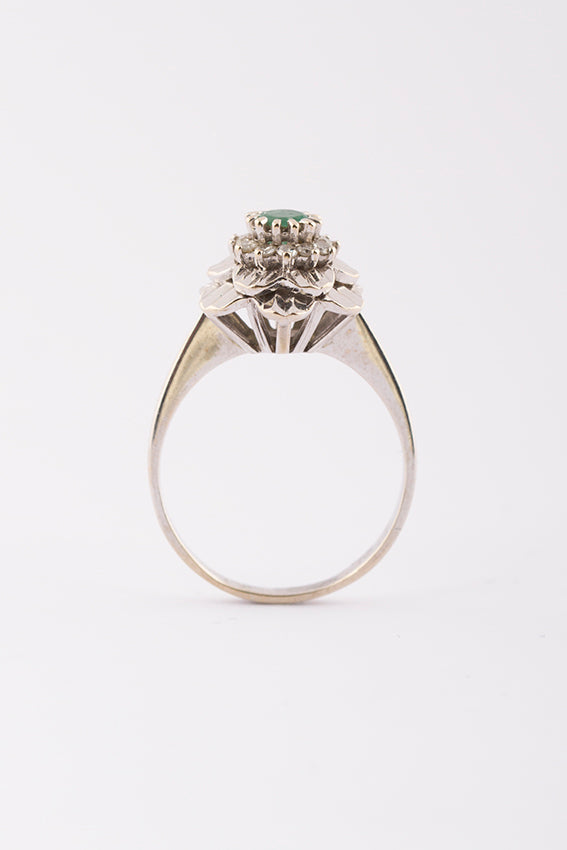 Wit gouden entourage ring met smaragd