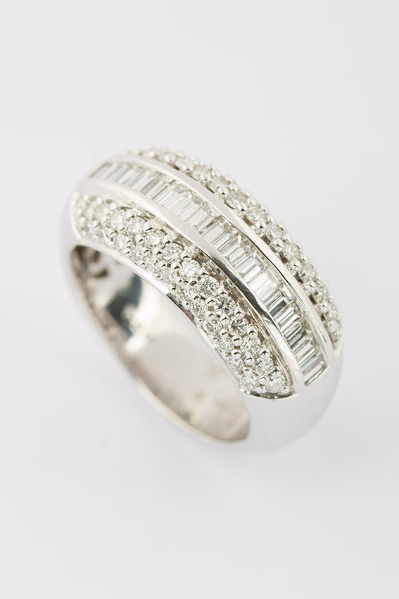 Brede wit gouden rijring met diamanten