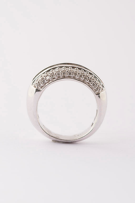 Brede wit gouden rijring met diamanten