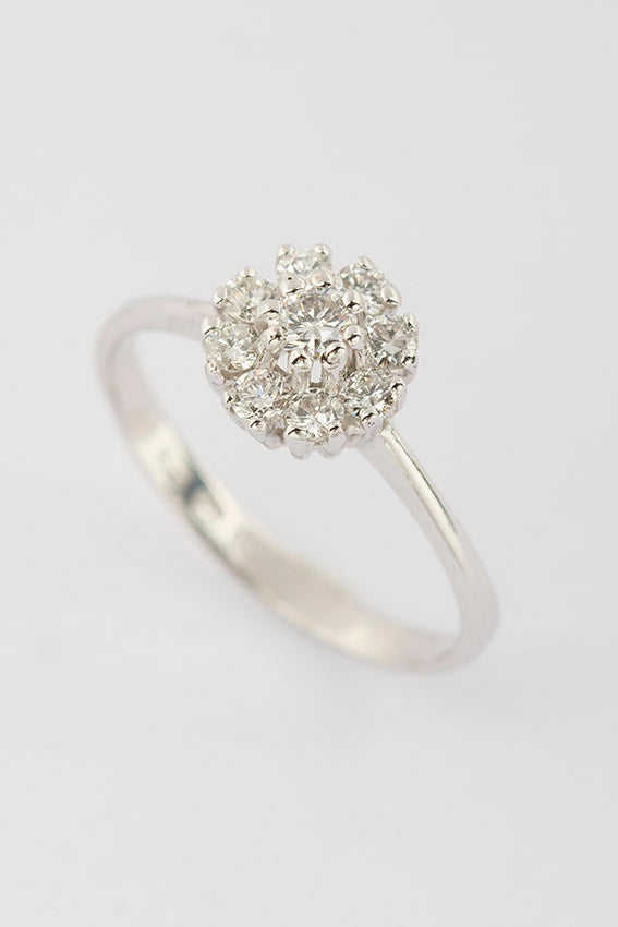 Wit gouden entourage ring met briljanten