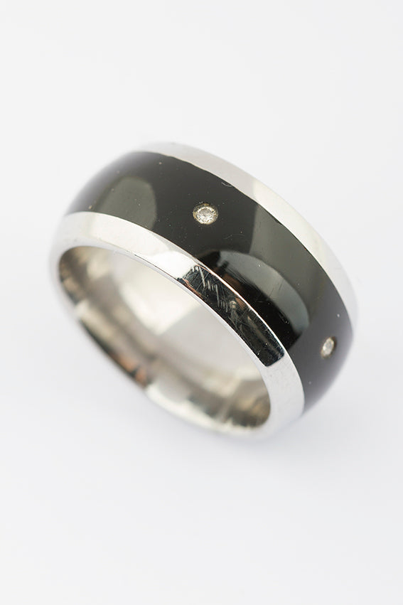 8 krt. ring (bwg) met onyx en briljant