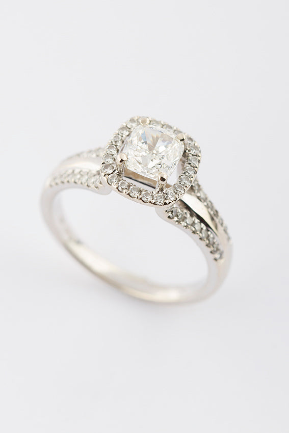 Wit gouden entourage ring met 'cushion' briljant