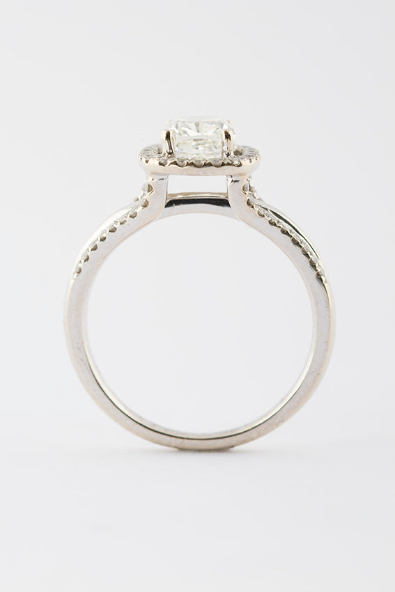 Wit gouden entourage ring met 'cushion' briljant