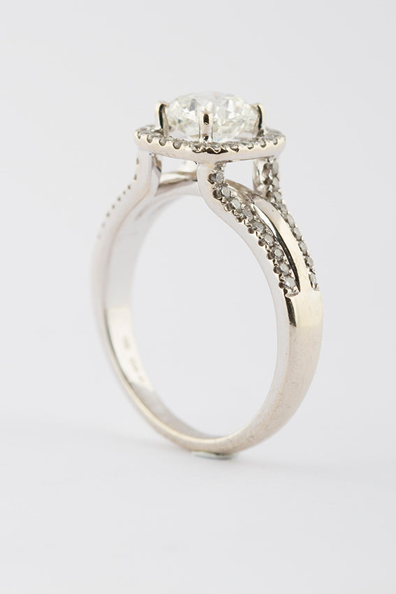 Wit gouden entourage ring met 'cushion' briljant