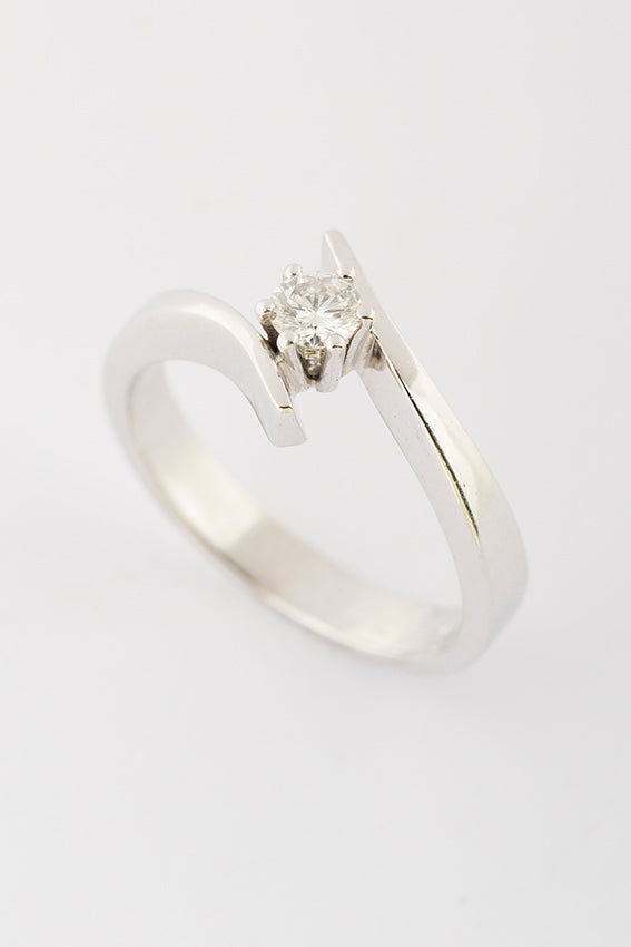 Wit gouden slag ring met briljant