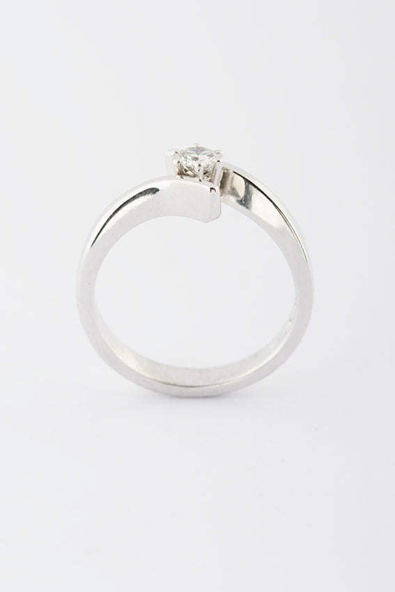 Wit gouden slag ring met briljant