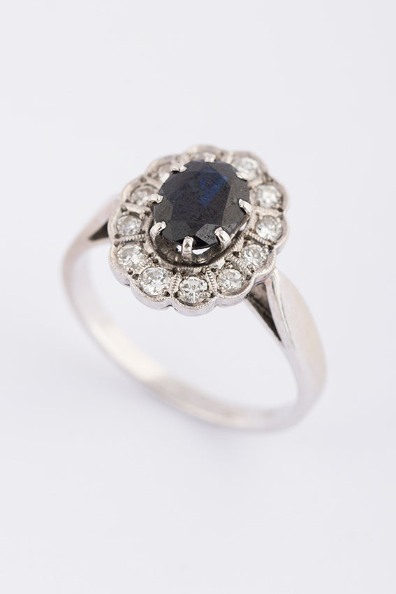 Wit gouden entourage ring met saffier en briljant