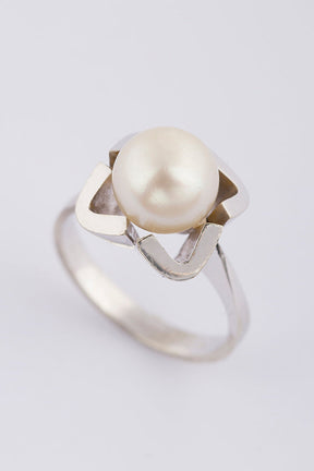 White gold ring with cultured pearl