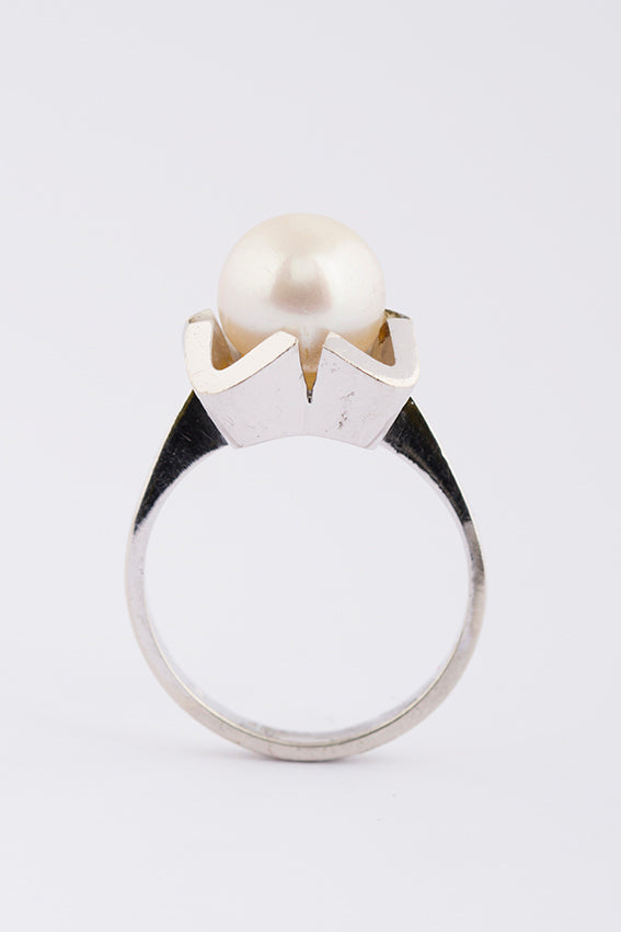 White gold ring with cultured pearl