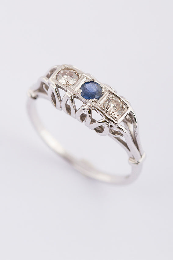 Wit gouden rij ring met saffier en briljant