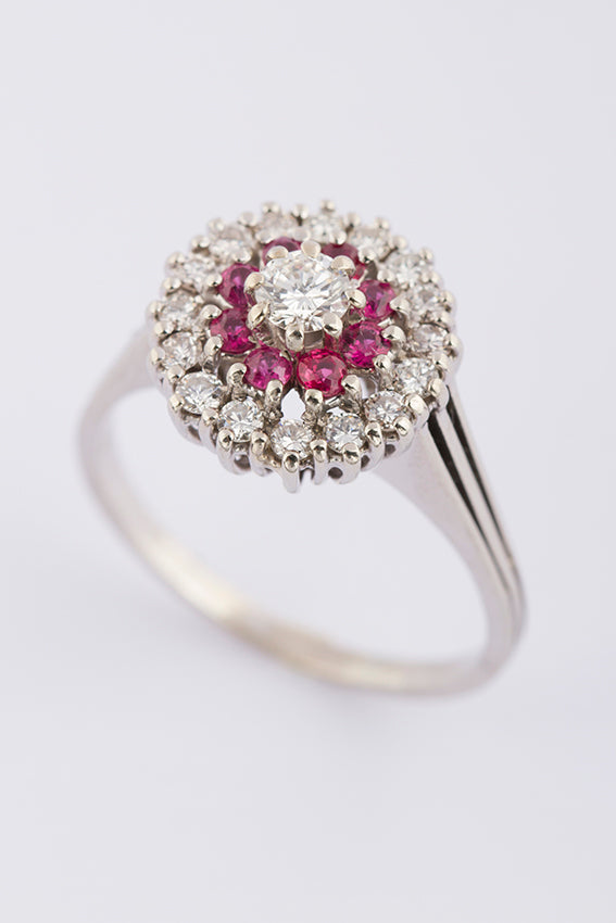 White gold entourage ring with brilliant and ruby