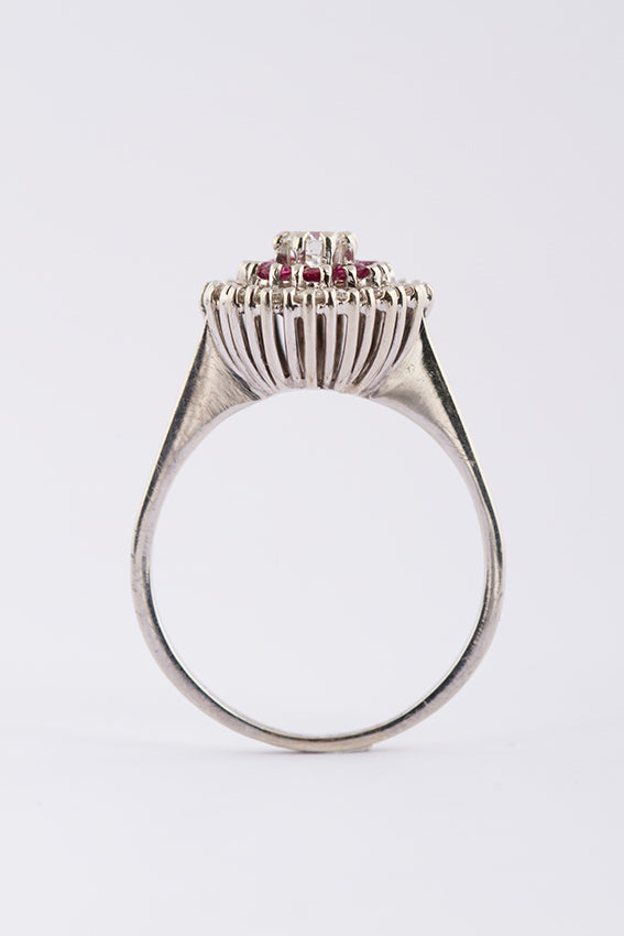 Wit gouden entourage ring met briljant en robijn