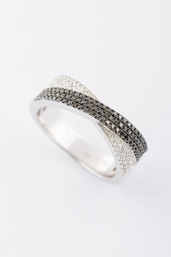 Wit gouden ring met witte en zwarte diamant
