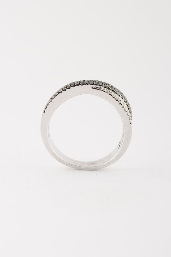Wit gouden ring met witte en zwarte diamant