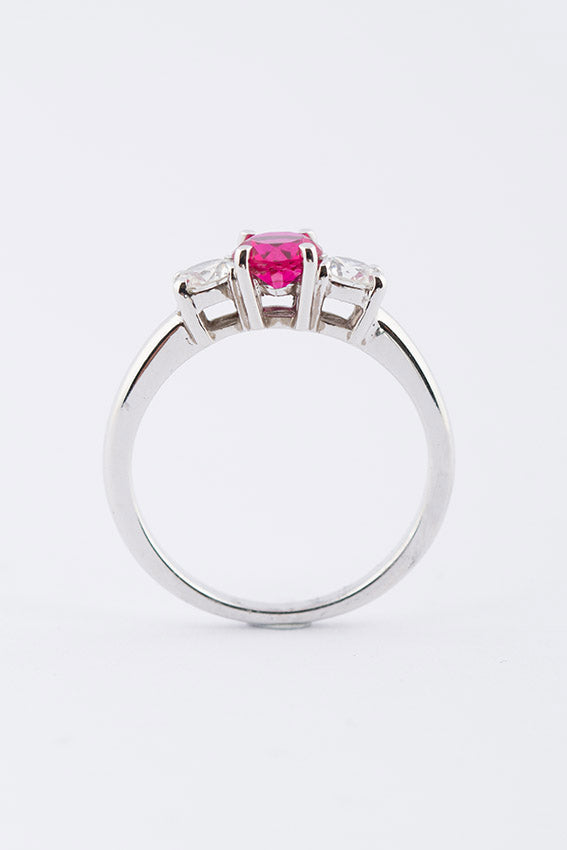 Rij ring met robijn en briljant