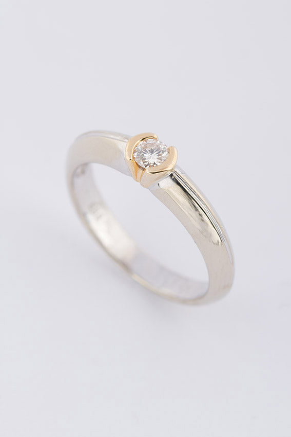 White/yellow gold solitaire ring with brilliant