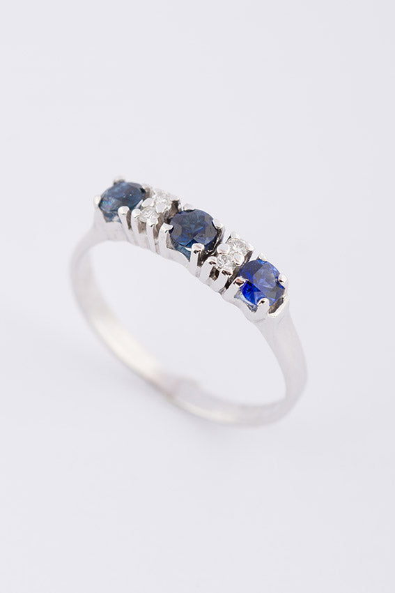 Row ring with sapphire and brilliant