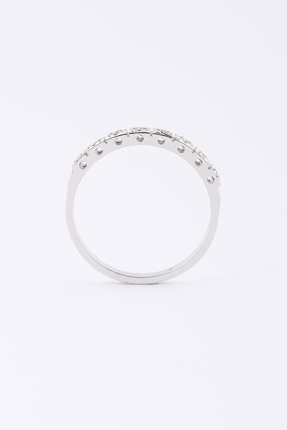 White gold row ring with diamond
