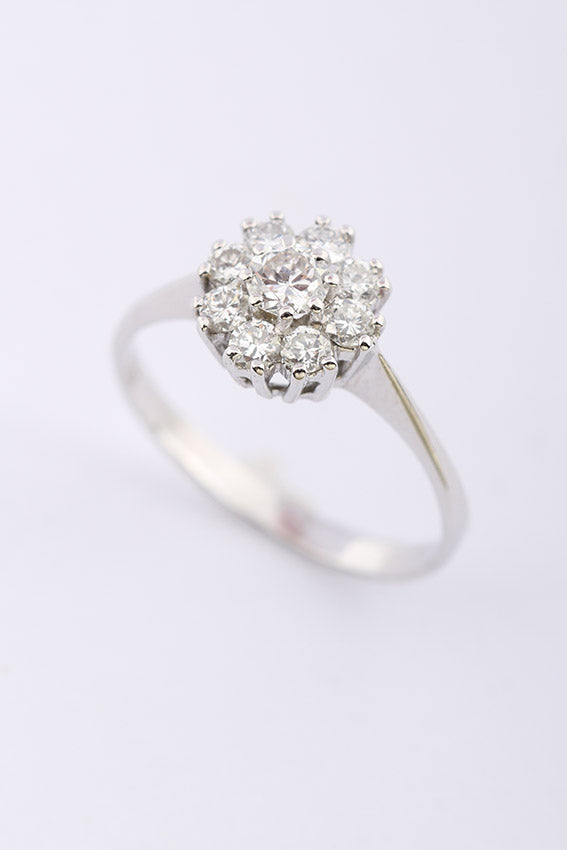 Wit gouden entourage ring met 9 briljanten