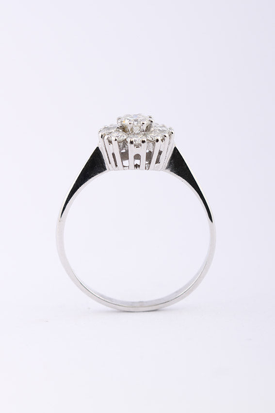 Wit gouden entourage ring met 9 briljanten