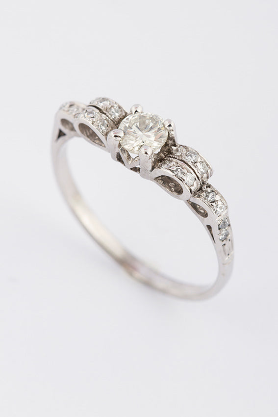 Antieke wit gouden ring met briljant