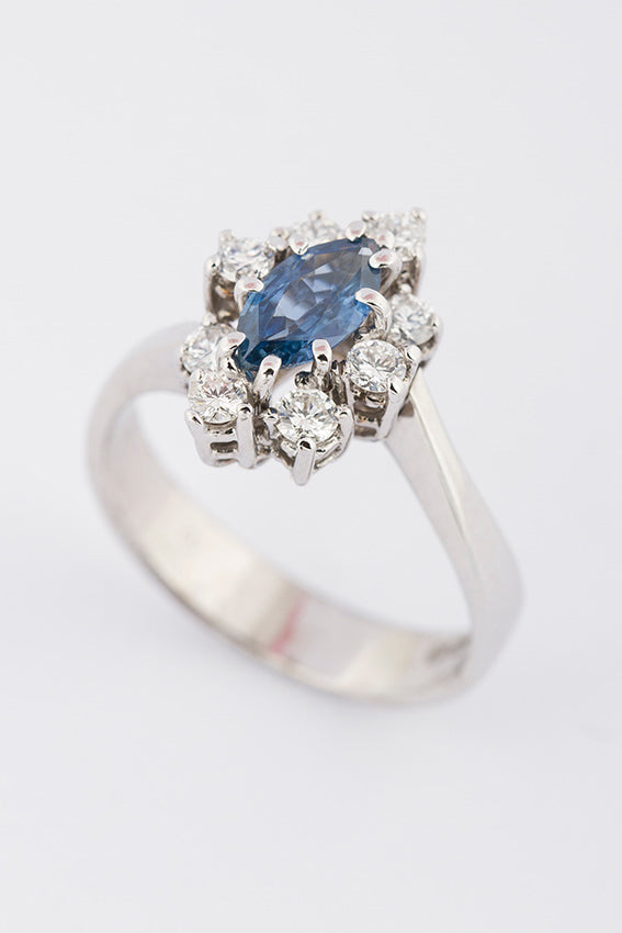 Wit gouden entourage ring met saffier en briljant