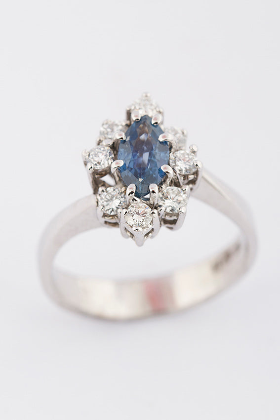 Wit gouden entourage ring met saffier en briljant