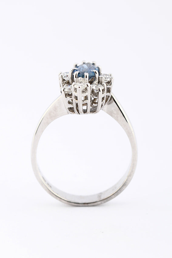 Wit gouden entourage ring met saffier en briljant