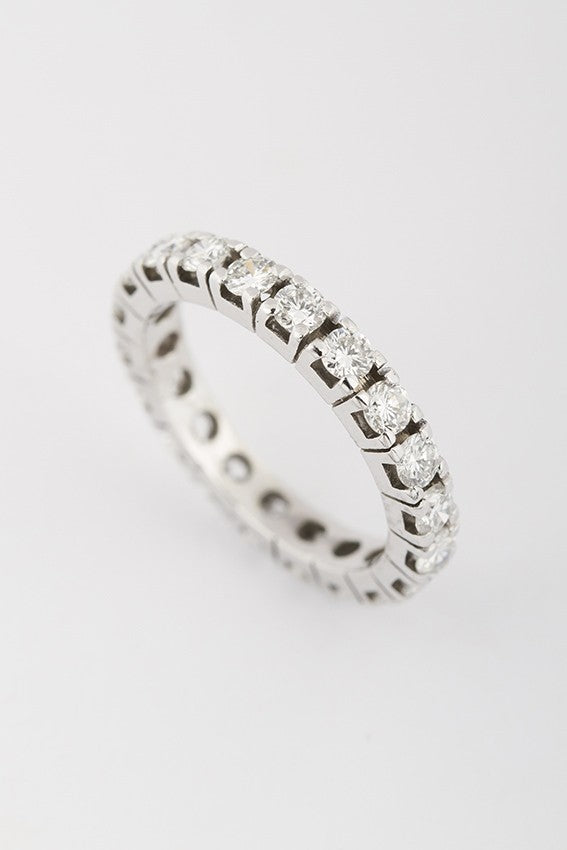 White gold alliance ring with brilliant