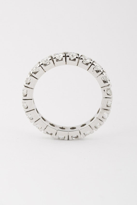 White gold alliance ring with brilliant