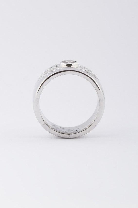 Wit gouden band ring met briljanten