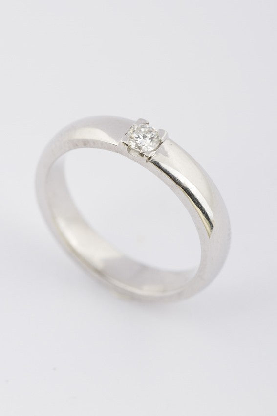 Wit gouden ring met een briljant