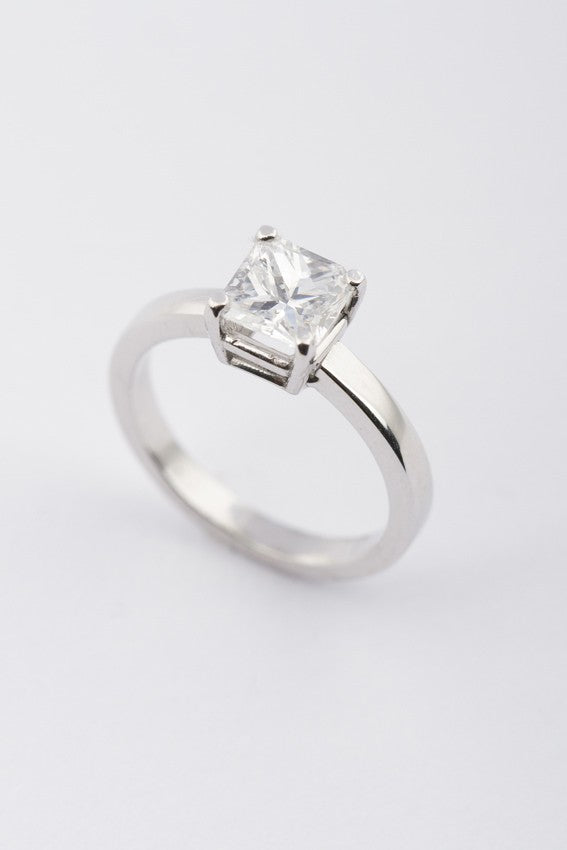 Wit gouden solitair ring met radiant briljant. 1.01 ct.