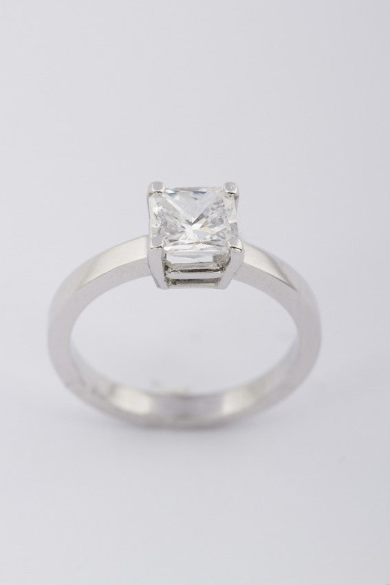 Wit gouden solitair ring met radiant briljant. 1.01 ct.
