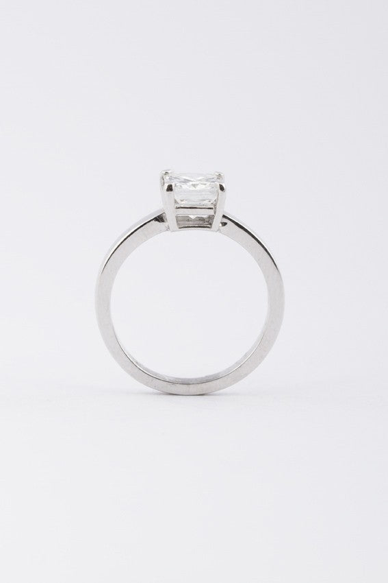 Wit gouden solitair ring met radiant briljant. 1.01 ct.