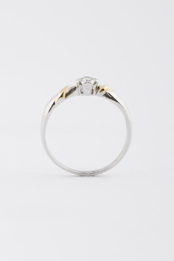 White/yellow gold solitaire ring with brilliant