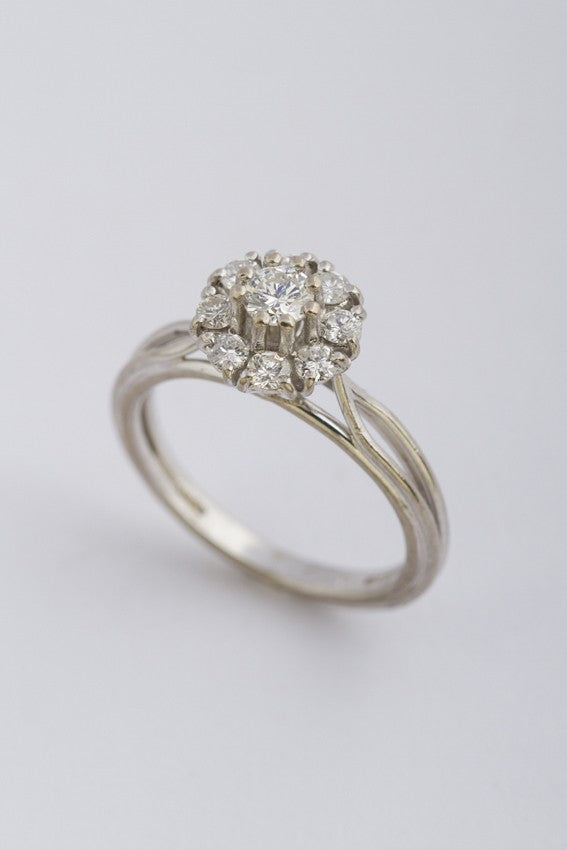 Wit gouden entourage ring met briljanten