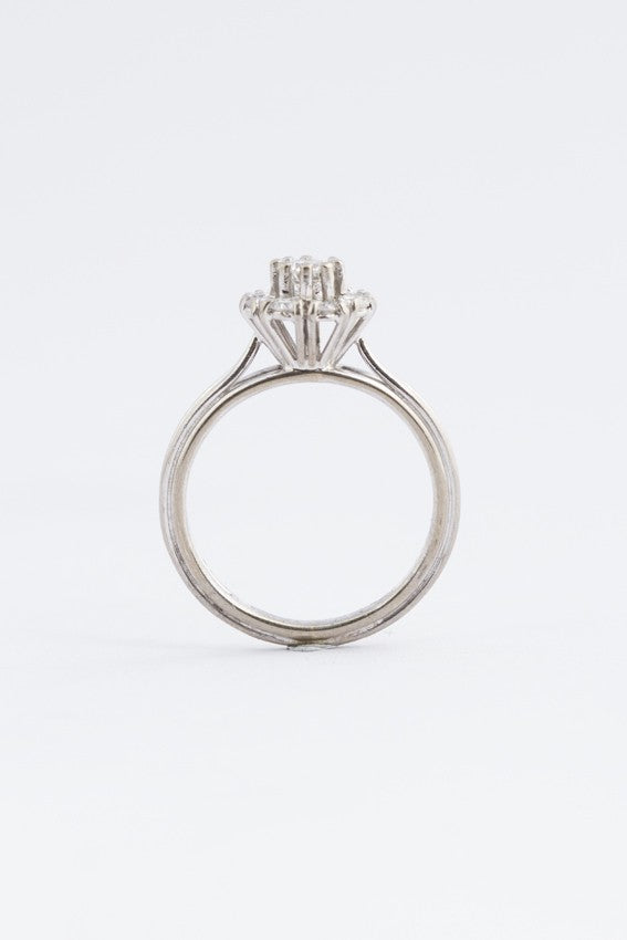 Wit gouden entourage ring met briljanten