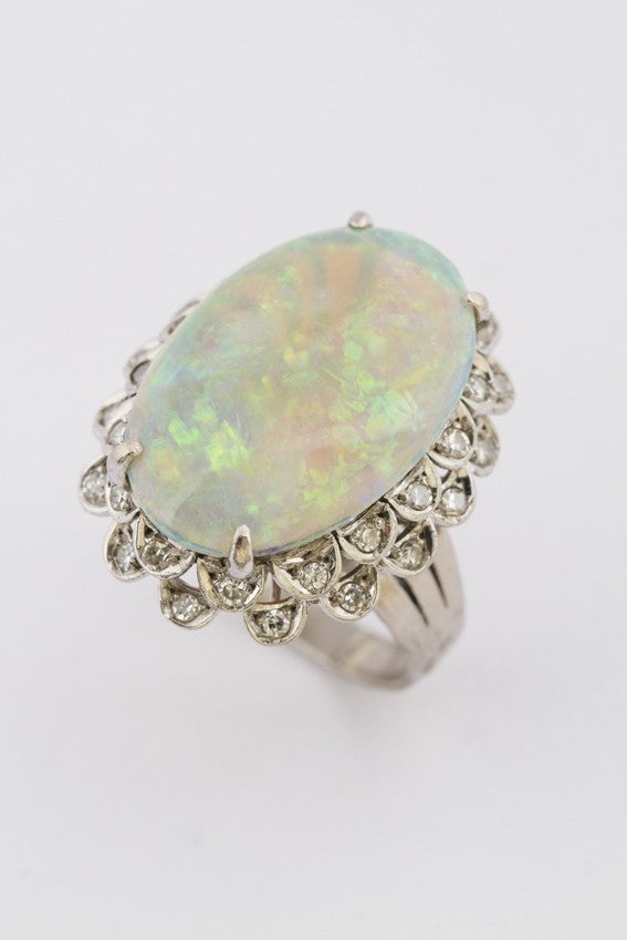 9 krt.  ring met opaal en diamanten