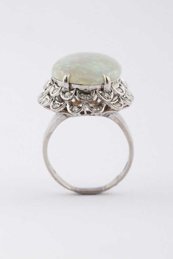 9 krt.  ring met opaal en diamanten